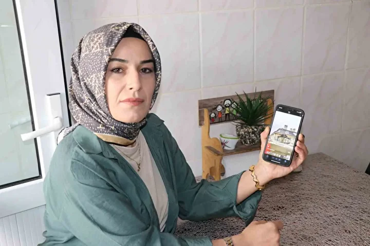 Yağmurlu havada konutu şimşek değil, elektrik direğinden çıkan kıvılcımlar aydınlatıyor: Sıhhatimden tasa ediyorum 5 yagmurlu havada konutu simsek degil elektrik direginden cikan kivilcimlar aydinlatiyor sihhatimden tasa ediyorum 4 8P7w3yNy