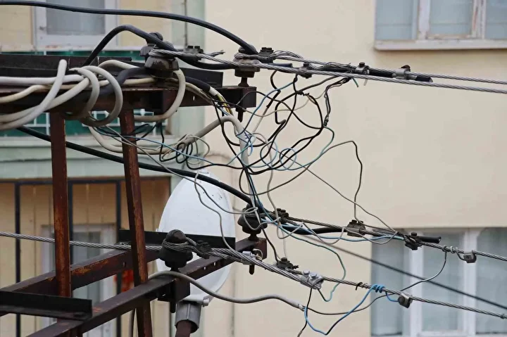 Yağmurlu havada konutu şimşek değil, elektrik direğinden çıkan kıvılcımlar aydınlatıyor: Sıhhatimden tasa ediyorum 6 yagmurlu havada konutu simsek degil elektrik direginden cikan kivilcimlar aydinlatiyor sihhatimden tasa ediyorum 5 Yj35MOIb