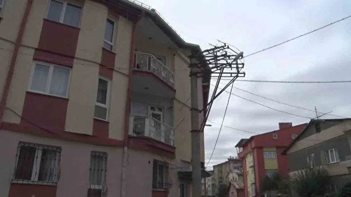 Yağmurlu havada konutu şimşek değil, elektrik direğinden çıkan kıvılcımlar aydınlatıyor: Sıhhatimden tasa ediyorum 7 yagmurlu havada konutu simsek degil elektrik direginden cikan kivilcimlar aydinlatiyor sihhatimden tasa ediyorum 6 q8aaFUDL