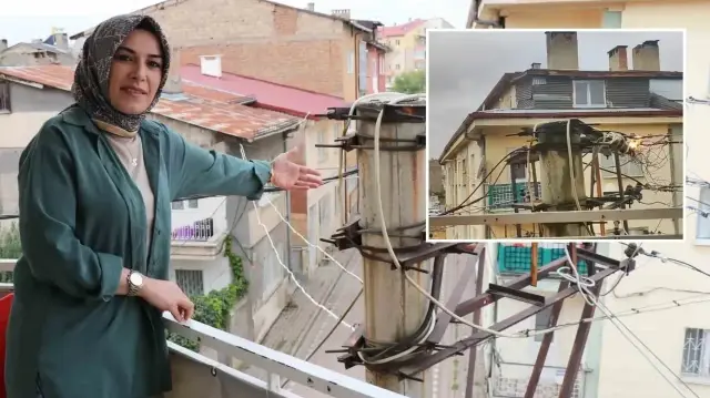Yağmurlu havada konutu şimşek değil, elektrik direğinden çıkan kıvılcımlar aydınlatıyor: Sıhhatimden tasa ediyorum yagmurlu havada konutu simsek degil elektrik direginden cikan kivilcimlar aydinlatiyor sihhatimden tasa ediyorum HpBljuAT.webp