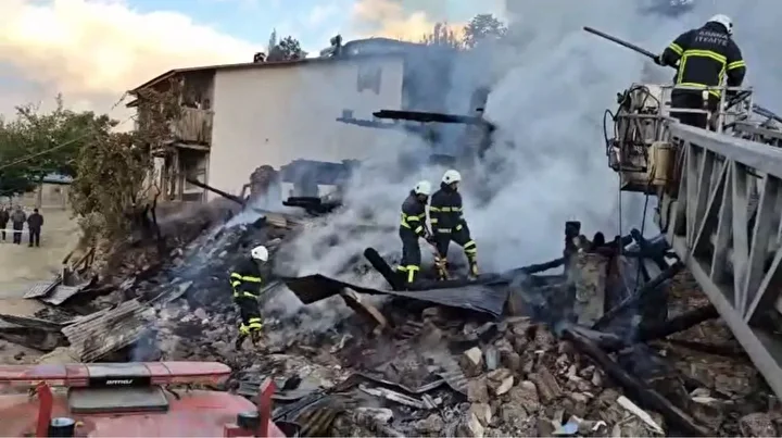 Yangın çıkan mesken çöktü: Konuşma ve işitme engelli iki kardeş enkaz altında kaldı 3 yangin cikan mesken coktu konusma ve isitme engelli iki kardes enkaz altinda kaldi 2 h3dMMjea
