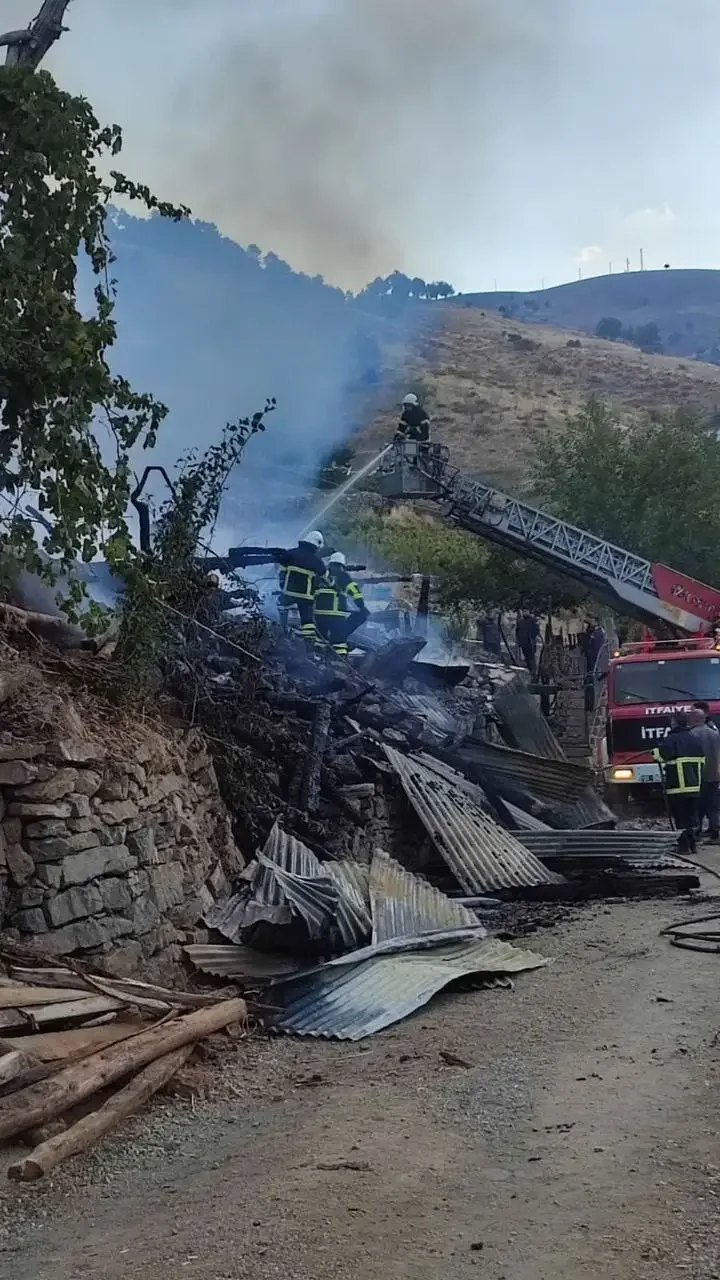 Yangın çıkan mesken çöktü: Konuşma ve işitme engelli iki kardeş enkaz altında kaldı 4 yangin cikan mesken coktu konusma ve isitme engelli iki kardes enkaz altinda kaldi 3 qdBRnbuJ