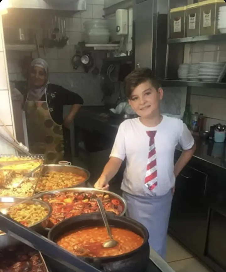 'Z nesli iş beğenmiyor' algısını altüst eden genç aşçı İzmir'de örnek oluyor: Günde 30 çeşit yemek yapıyor 3 z nesli is begenmiyor algisini altust eden genc asci izmirde ornek oluyor gunde 30 uDWlJeS6