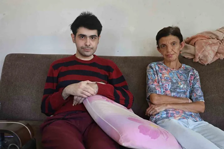 3 yıl sonra duş alıp tıraş olmuştu: Barış’ın annesi evladıyla ilgili tek bir şey istiyor 1 3 yil sonra dus alip tiras olmustu barisin annesi evladiyla ilgili tek bir sey CnvBKl2l
