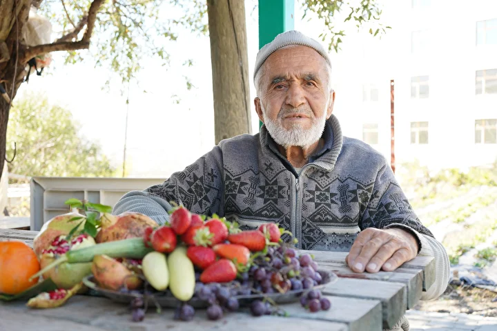30 yildir tek kurus almiyor hayir bahcesinin duzgunluk bekcisi 0 aXanSjr4