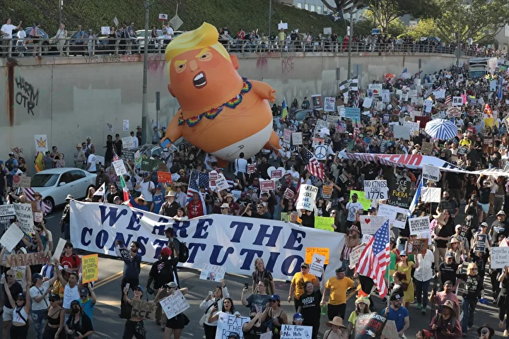 abdde milyonlarca kisi trump tersi krallara hayir protestolarinda bir ortaya geldi 0 InqYZW7d