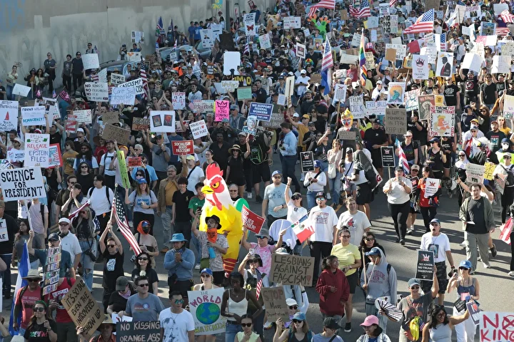 abdde milyonlarca kisi trump tersi krallara hayir protestolarinda bir ortaya geldi 1 OBfQf7kH