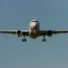 abdde sicak saatler pilot ile kabin grubunun baglantisi kesildi ucak acil inis yapti UY87R6xA.webp