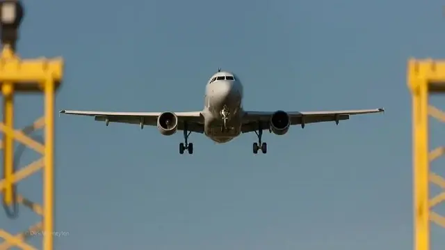abdde sicak saatler pilot ile kabin grubunun baglantisi kesildi ucak acil inis yapti UY87R6xA.webp