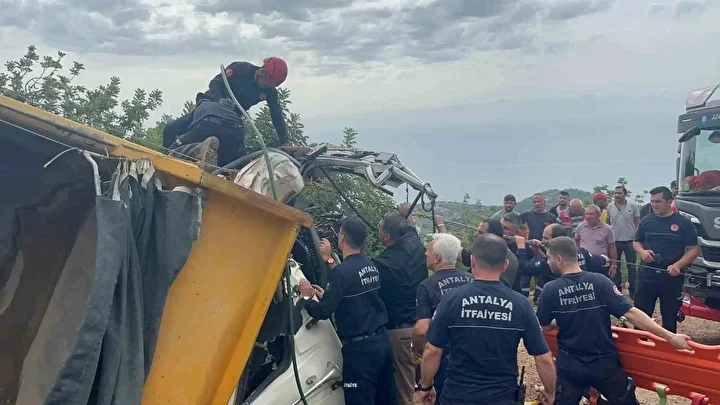 Alanya’da freni boşalan kum yüklü kamyon dehşeti: Bir kişi hayatını kaybetti 1 alanyada freni bosalan kum yuklu kamyon dehseti bir kisi hayatini kaybetti 0