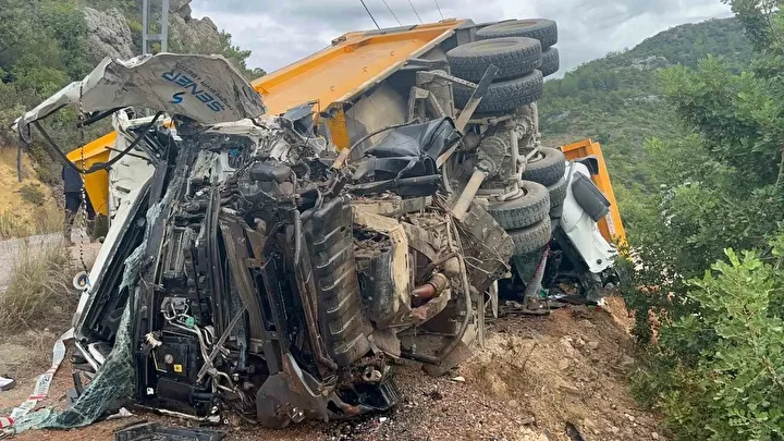 Alanya’da freni boşalan kum yüklü kamyon dehşeti: Bir kişi hayatını kaybetti 2 alanyada freni bosalan kum yuklu kamyon dehseti bir kisi hayatini kaybetti 1 BWgca2Tt