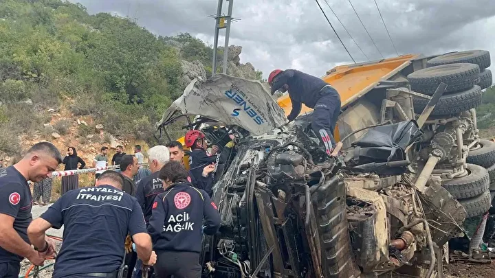 Alanya’da freni boşalan kum yüklü kamyon dehşeti: Bir kişi hayatını kaybetti 3 alanyada freni bosalan kum yuklu kamyon dehseti bir kisi hayatini kaybetti 2
