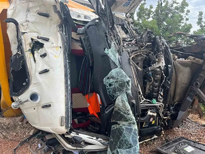 Alanya’da freni boşalan kum yüklü kamyon dehşeti: Bir kişi hayatını kaybetti 4 alanyada freni bosalan kum yuklu kamyon dehseti bir kisi hayatini kaybetti 3 Qmb36Igv