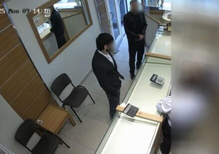Altın bozdurma mazeretiyle girdiler, 1 kilo altın ve 300 bin lira çaldılar altin bozdurma mazeretiyle girdiler 1 kilo altin ve 300 bin lira caldilar 8jzYkldt.jpg