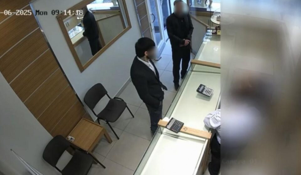 altin bozdurma mazeretiyle girdiler 1 kilo altin ve 300 bin lira caldilar 8jzYkldt.jpg