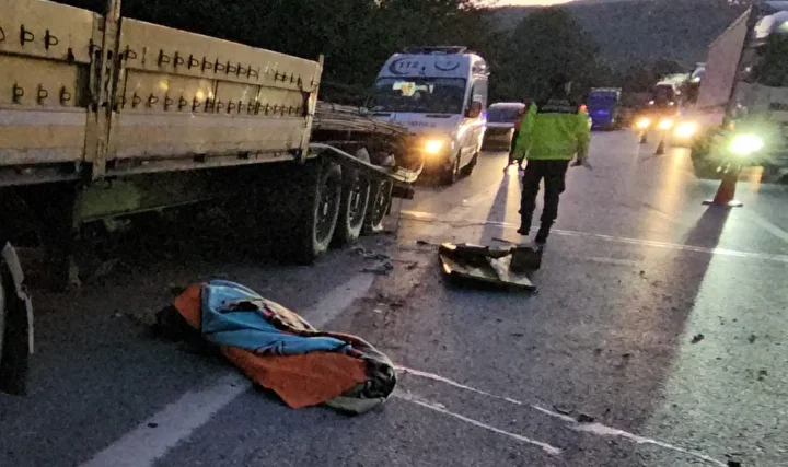 anadolu otoyolunda feci kaza genc tir surucusu lastik degistirirken obur bir tirin altinda kaldi ElRt3RJm