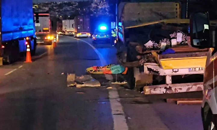 anadolu otoyolunda feci kaza genc tir surucusu lastik degistirirken obur bir tirin altinda kaldi IVaB1SRP