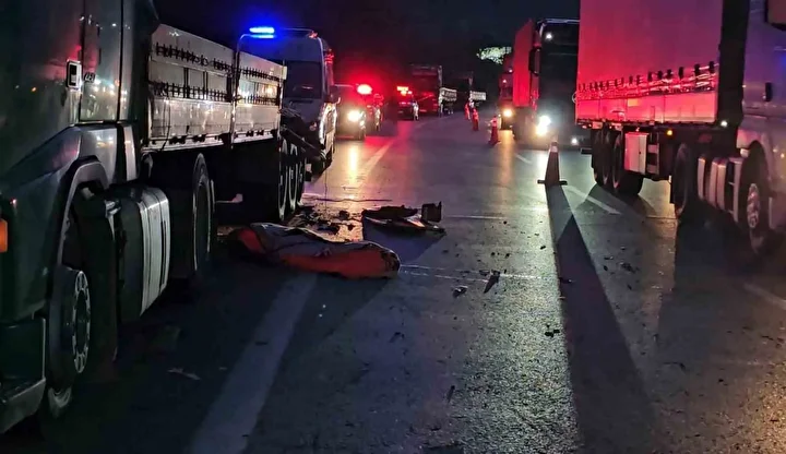 anadolu otoyolunda feci kaza genc tir surucusu lastik degistirirken obur bir tirin altinda kaldi IZPVdls7