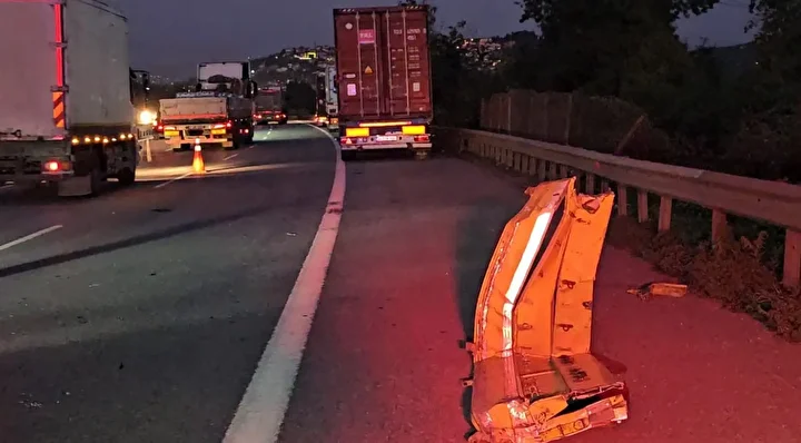 anadolu otoyolunda feci kaza genc tir surucusu lastik degistirirken obur bir tirin altinda kaldi JriCjNUT