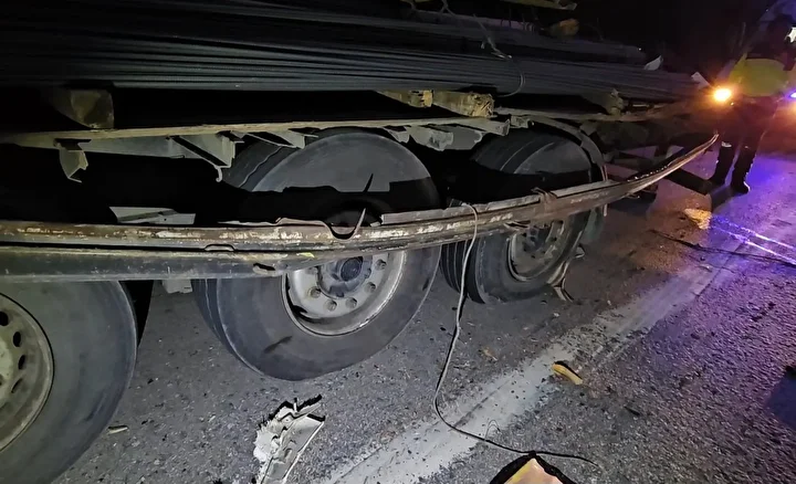 anadolu otoyolunda feci kaza genc tir surucusu lastik degistirirken obur bir tirin altinda kaldi