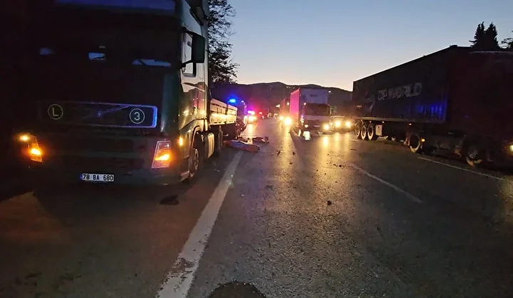 anadolu otoyolunda feci kaza genc tir surucusu lastik degistirirken obur bir tirin altinda kaldi cfLZvcEZ
