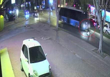 antalyada halk otobusu yayaya carpti kaza ani kamerada SRkVH66E.jpg