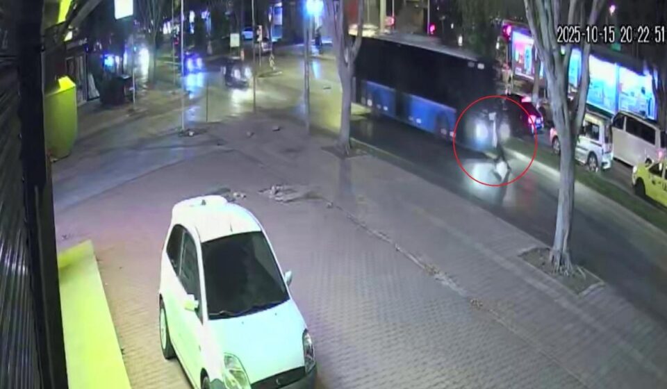 antalyada halk otobusu yayaya carpti kaza ani kamerada SRkVH66E.jpg