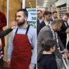 arnavutkoyden gazzeye dayanisma eli esnafin bir gunluk hasilati vatandasin bir gunluk alisverisi gazzeye bagislanacak USaj3CMF.webp