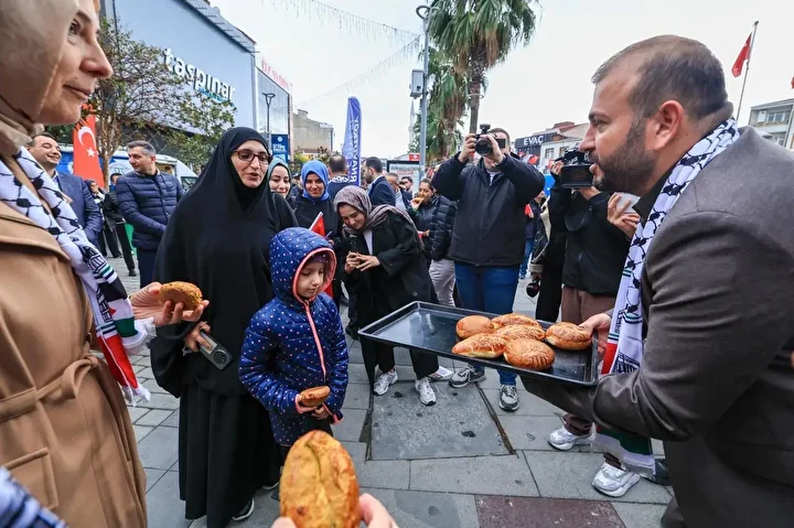 arnavutkoyden gazzeye dayanisma eli esnafin bir gunluk hasilati vatandasin bir gunluk alisverisi gazzeye bagislanacak mNnOL77a