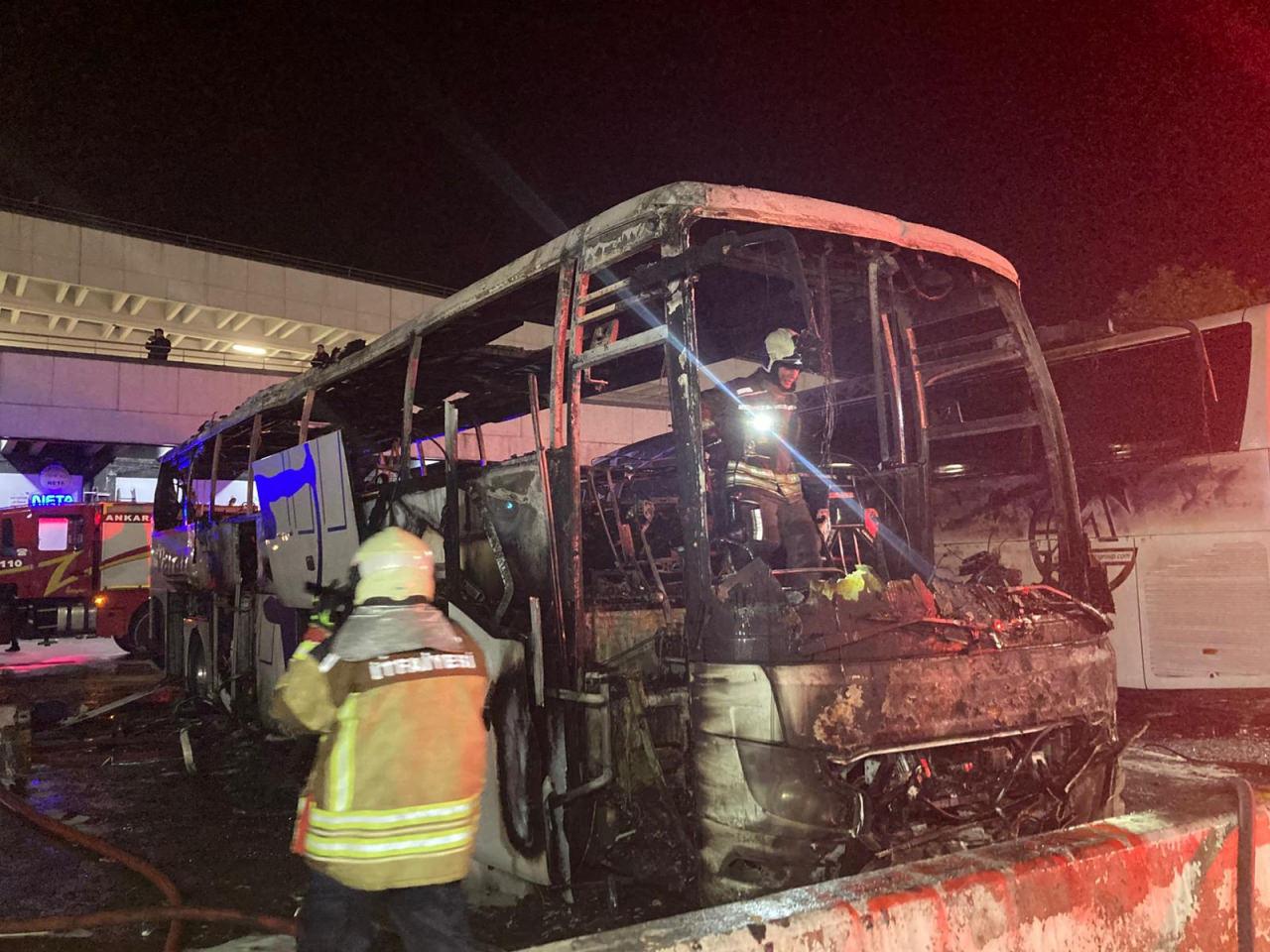 astide park halindeki yolcu otobusu yandi 0 ZranM9Sb