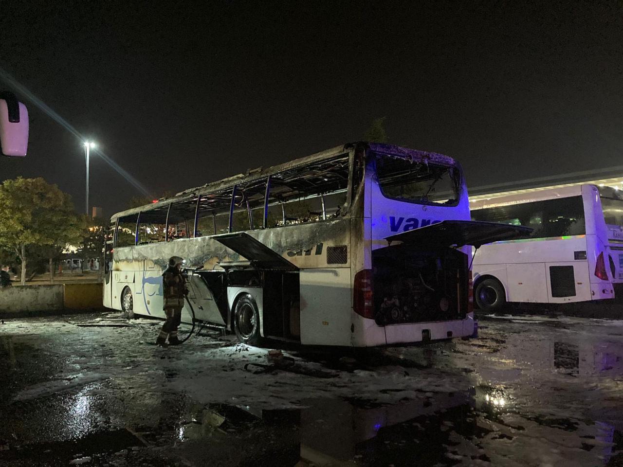 astide park halindeki yolcu otobusu yandi 1 GTBqpLEH