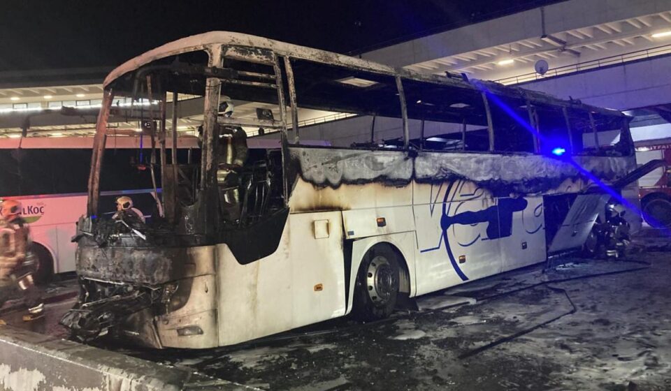 astide park halindeki yolcu otobusu yandi tpMnvk9d.jpg