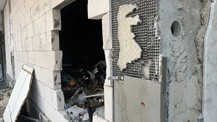 avcilarda evsizler tahliye edilen binanin duvarlarini kirip yapiyi mesken edindi 3 4 defa yangin cikardilar CFygN52F