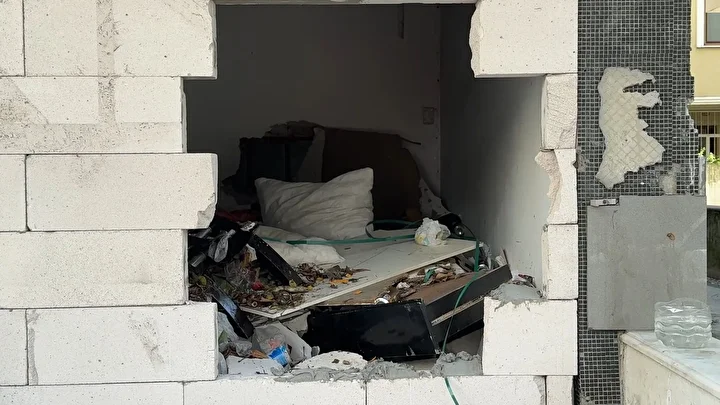 avcilarda evsizler tahliye edilen binanin duvarlarini kirip yapiyi mesken edindi 3 4 defa yangin cikardilar