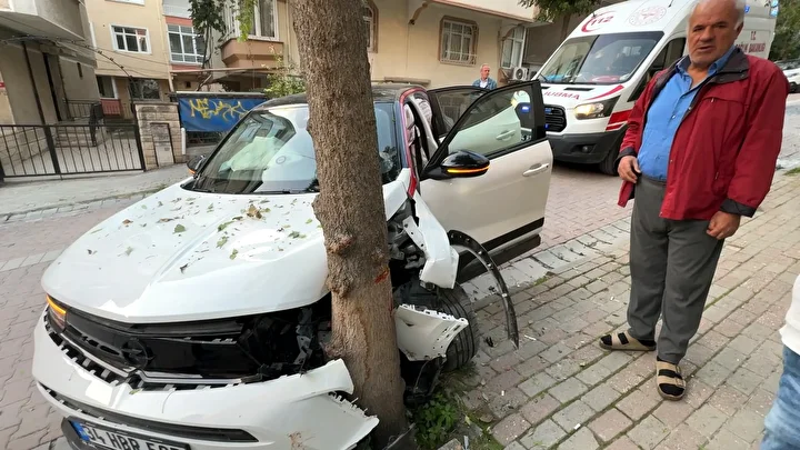 avcilarda soforunun fren yerine gaza bastigi araba agaca carpti 1 OnQIXX17