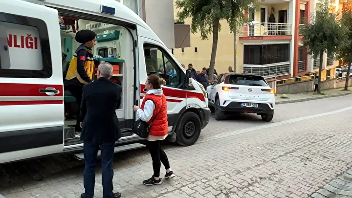 avcilarda soforunun fren yerine gaza bastigi araba agaca carpti 6 5ei7G6KP