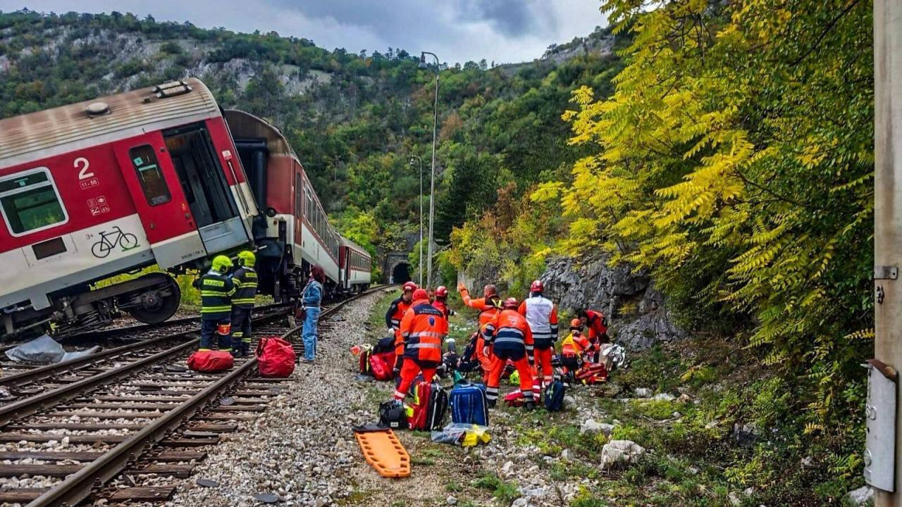 Avrupa ülkesinde iki tren çarpıştı 1 avrupa ulkesinde iki tren carpisti 0 lwLHNVrn