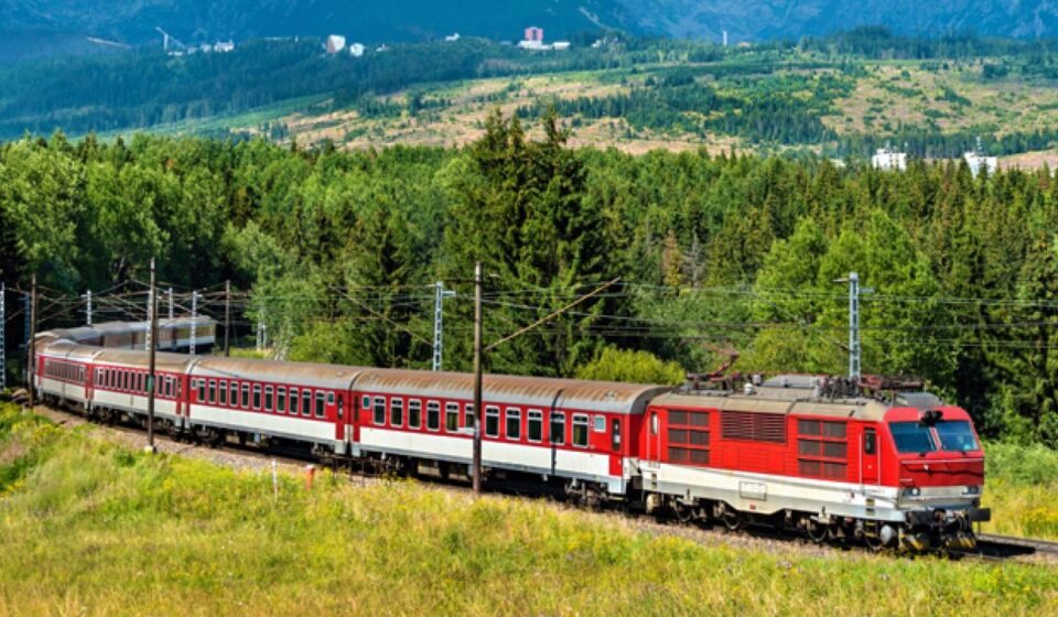 Avrupa ülkesinde iki tren çarpıştı avrupa ulkesinde iki tren carpisti Fvv3CES9.jpg