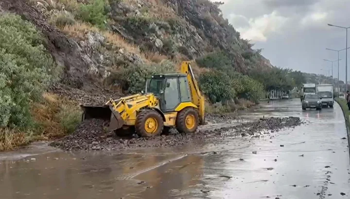 Aydın'da sağanak sonrası heyelan oluştu 3 aydinda saganak sonrasi heyelan olustu 2 DqwZeA37