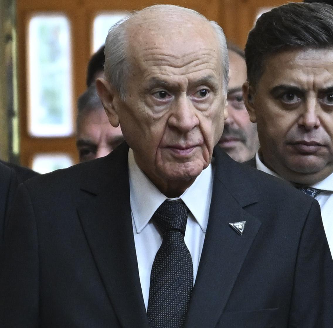 Bahçeli'nin küme toplantısında taktığı rozet ve yüzük dikkat çekti 2 bahcelinin kume toplantisinda taktigi rozet ve yuzuk dikkat cekti 1 YfiPKC3C