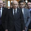 bahcelinin kume toplantisinda taktigi rozet ve yuzuk dikkat cekti XxG9A29Q.jpg