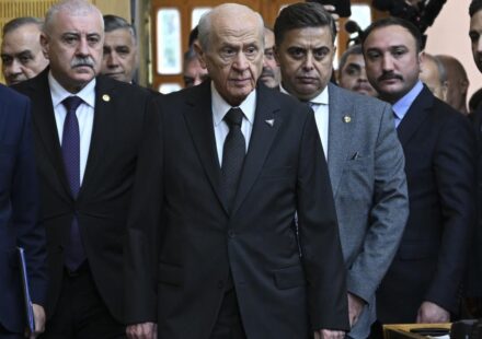 Bahçeli’nin küme toplantısında taktığı rozet ve yüzük dikkat çekti bahcelinin kume toplantisinda taktigi rozet ve yuzuk dikkat cekti XxG9A29Q.jpg