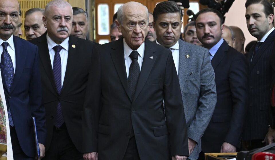 Bahçeli’nin küme toplantısında taktığı rozet ve yüzük dikkat çekti bahcelinin kume toplantisinda taktigi rozet ve yuzuk dikkat cekti XxG9A29Q.jpg