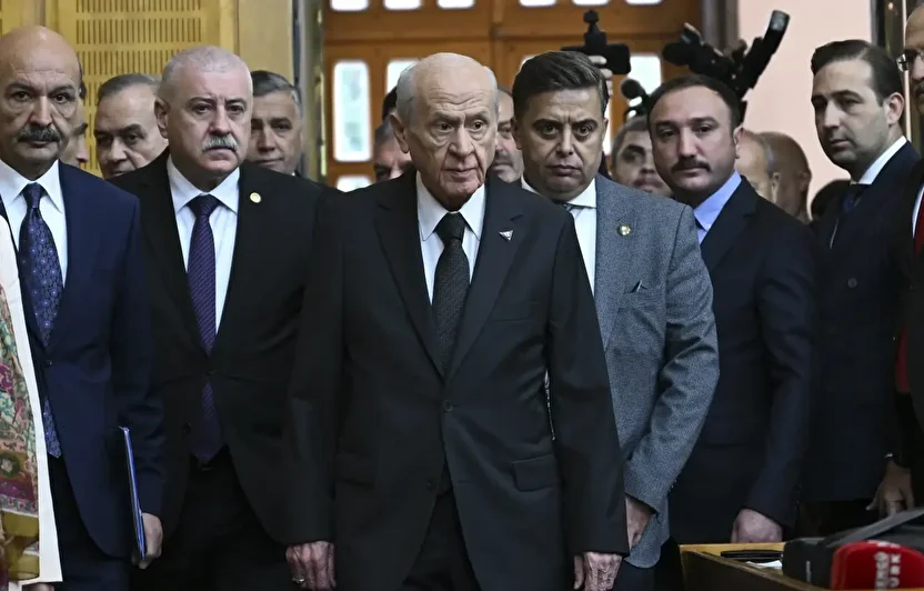 bahcelinin kume toplantisinda taktigi rozet ve yuzukte dikkat ceken ayrinti 1 r49WURXP