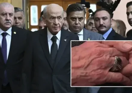 bahcelinin kume toplantisinda taktigi rozet ve yuzukte dikkat ceken ayrinti wEfG5UtO.webp
