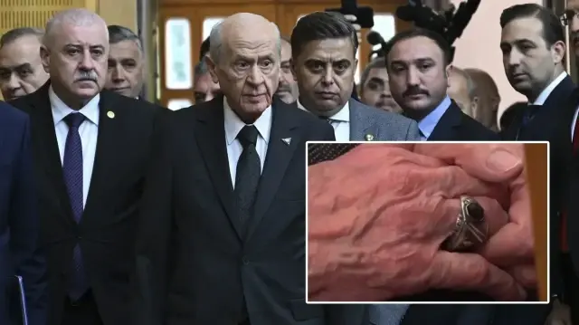 bahcelinin kume toplantisinda taktigi rozet ve yuzukte dikkat ceken ayrinti wEfG5UtO.webp