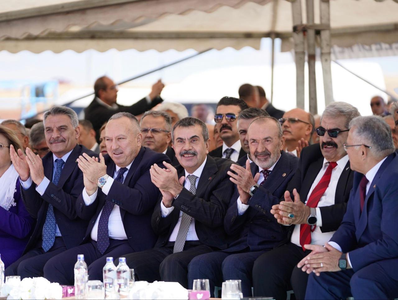 Bakan Tekin Bahçeli'nin fikir babası olduğu Cemevi Külliyesi'nin açılışını yaptı 3 bakan tekin bahcelinin fikir babasi oldugu cemevi kulliyesinin acilisini yapti 2 3aUWOcKr