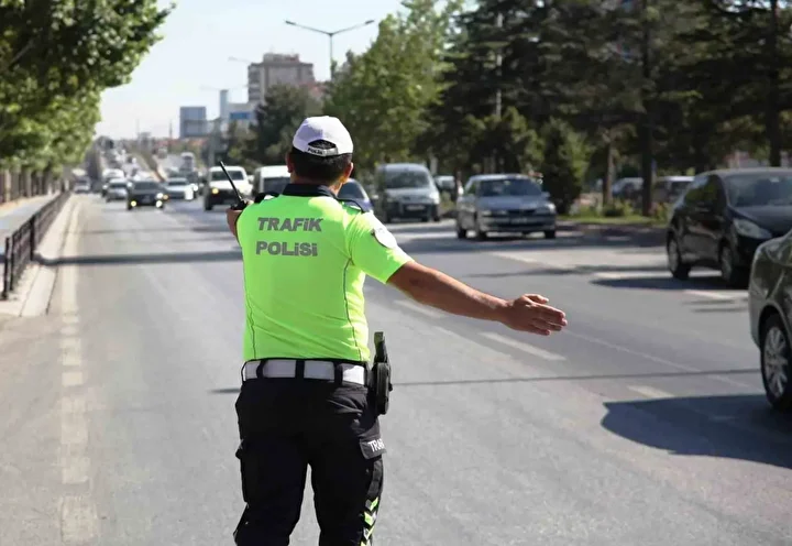 bakan yerlikaya yeni trafik cezalarini acikladi cep telefonuna 20000 tl drifte 140000 tl ceza 9fV1PgRh