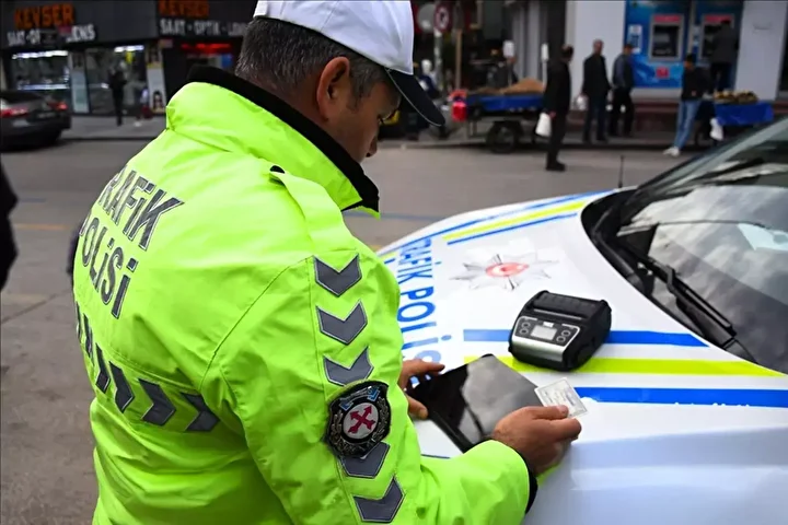 bakan yerlikaya yeni trafik cezalarini acikladi cep telefonuna 20000 tl drifte 140000 tl ceza O6tivAkk