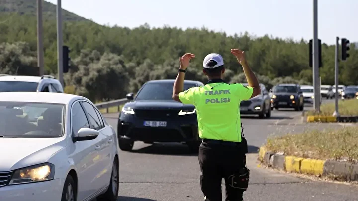 bakan yerlikaya yeni trafik cezalarini acikladi cep telefonuna 20000 tl drifte 140000 tl ceza PuFUB3gN